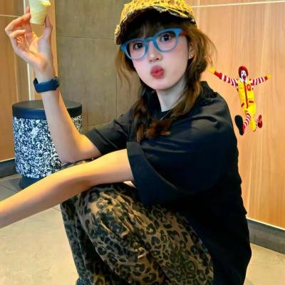 隔楼女孩：我们之间的层距